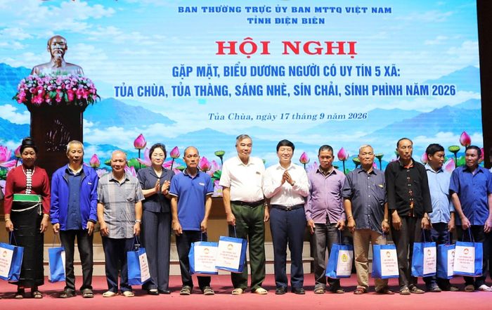 Người có uy tín xã Tủa Chùa nhận quà từ lãnh đạo tỉnh.