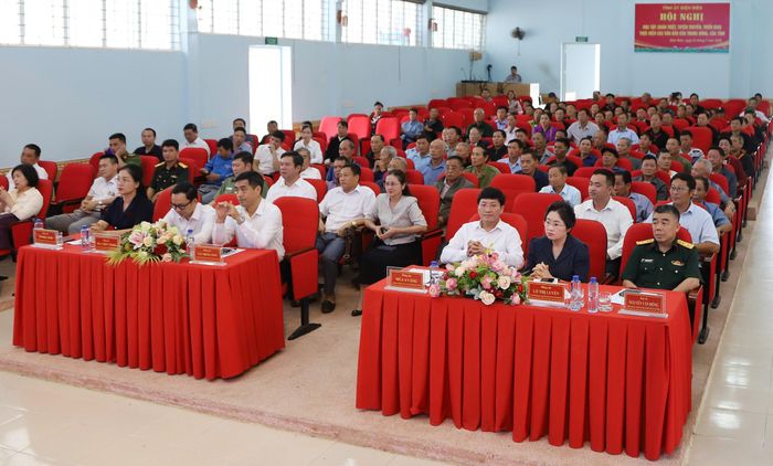 Đại biểu dự hội nghị gặp mặt, biểu dương người có uy tín.