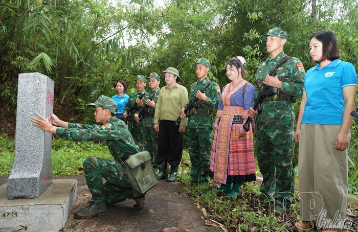 Chị em Tổ phụ nữ tự quản đường biên, cột mốc bản Nậm Nhừ 1, tham gia tuần tra, bảo vệ đường biên, cột mốc cùng bộ đội biên phòng. (Ảnh CTV)