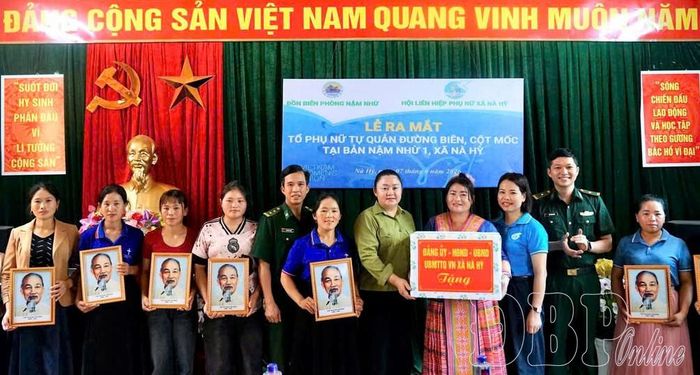 Lãnh đạo xã Nà Hỳ tặng quà Tổ phụ nữ tự quản đường biên, cột mốc bản Nậm Nhừ 1, tại lễ ra mắt.