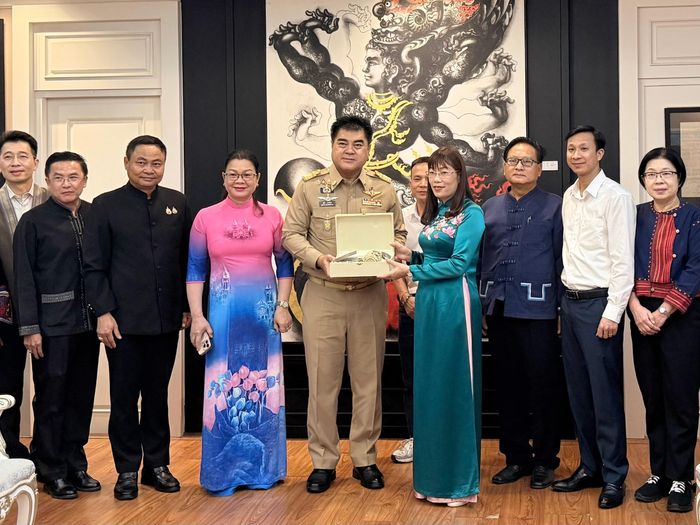 Lãnh đạo tỉnh Chiềng Rai trao quà cho tỉnh Điện Biên.