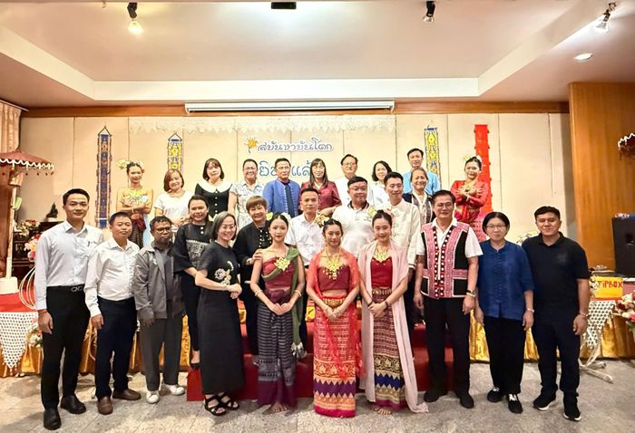 Đoàn đại biểu chụp ảnh lưu niệm.