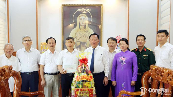 Đồng chí Võ Tấn Đức (giữa), Phó Bí thư Tỉnh ủy (nay là Thành ủy) chúc mừng Giáng sinh năm 2025 dòng Trợ thế thánh Gioan Thiên Chúa. Ảnh: Văn Truyên
