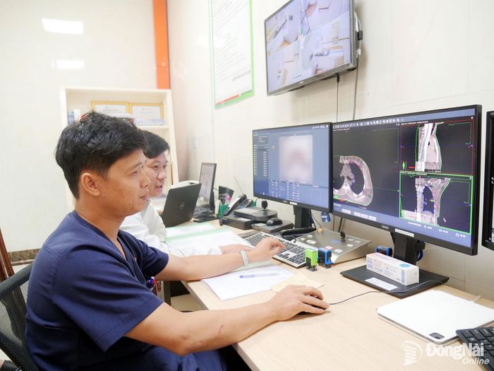 Bác sĩ, kỹ thuật viên Bệnh viện Đại học Y dược Shing Mark theo dõi quá trình xạ trị cho bệnh nhân ung thư.