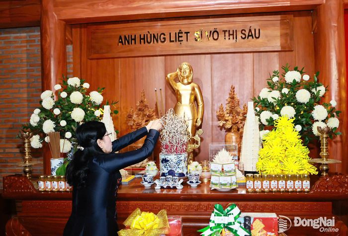 Ủy viên Trung ương Đảng, Ủy viên Ủy ban Thường vụ Quốc hội, Chủ nhiệm Ủy ban Khoa học, Công nghệ và Môi trường của Quốc hội Nguyễn Thanh Hải dâng hương tưởng nhớ Anh hùng liệt sĩ Võ Thị Sáu. Ảnh: Công Nghĩa