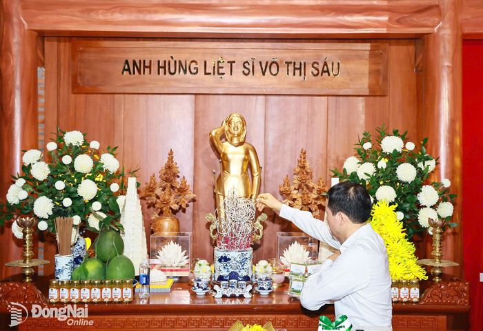 Ủy viên Trung ương Đảng, Bí thư Thành ủy, Trưởng đoàn Đại biểu Quốc hội thành phố Đồng Nai Vũ Hồng Văn dâng hương tưởng nhớ Anh hùng liệt sĩ Võ Thị Sáu. Ảnh: Công Nghĩa