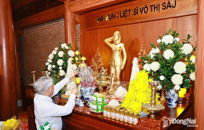 Đồng chí Đỗ Văn Chiến, Ủy viên Bộ Chính trị, Bí thư Trung ương Đảng, Phó Chủ tịch Quốc hội dâng hương tưởng nhớ Anh hùng liệt sĩ Võ Thị Sáu. Ảnh: Công Nghĩa