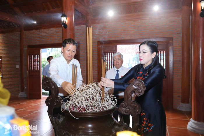 Các đồng chí: Đỗ Văn Chiến, Ủy viên Bộ Chính trị, Bí thư Trung ương Đảng, Phó Chủ tịch Quốc hội; Nguyễn Thanh Hải, Ủy viên Trung ương Đảng, Ủy viên Ủy ban Thường vụ Quốc hội, Chủ nhiệm Ủy ban Khoa học, Công nghệ và Môi trường của Quốc hội; Vũ Hồng Văn, Ủy viên Trung ương Đảng, Bí thư Thành ủy, Trưởng đoàn Đại biểu Quốc hội thành phố Đồng Nai cùng các đại biểu dâng hương tưởng nhớ Bác Hồ. Ảnh: Huy Anh