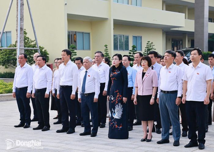Đồng chí Đỗ Văn Chiến, Ủy viên Bộ Chính trị, Bí thư Trung ương Đảng, Phó Chủ tịch Quốc hội cùng các đại biểu dự lễ dâng hương tại Nhà thờ Bác Hồ. Ảnh: Công Nghĩa