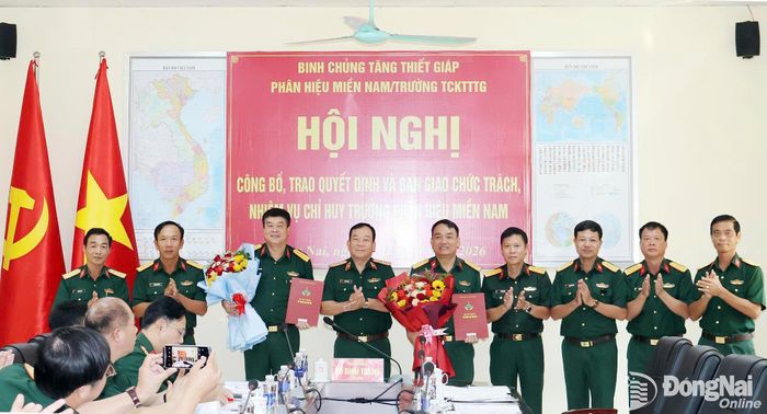 Thủ trưởng Bộ Tư lệnh Tăng thiết giáp và chỉ huy phân hiệu cùng chụp hình với 2 đại tá. Ảnh: Nguyệt Hà