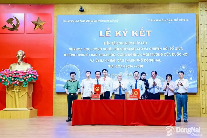 Ủy viên Bộ Chính trị, Phó Chủ tịch Thường trực Quốc hội Đỗ Văn Chiến và Ủy viên Trung ương Đảng, Bí thư Thành ủy, Trưởng đoàn Đại biểu Quốc hội thành phố Đồng Nai Vũ Hồng Văn cùng các đại biểu chứng kiến nghi thức ký kết biên bản ghi nhớ hợp tác về khoa học, công nghệ, đổi mới sáng tạo, chuyển đổi số giai đoạn 2026-2030 giữa Thường trực Ủy ban Khoa học, Công nghệ và Môi trường của Quốc hội với UBND thành phố Đồng Nai. Ảnh: Công Nghĩa