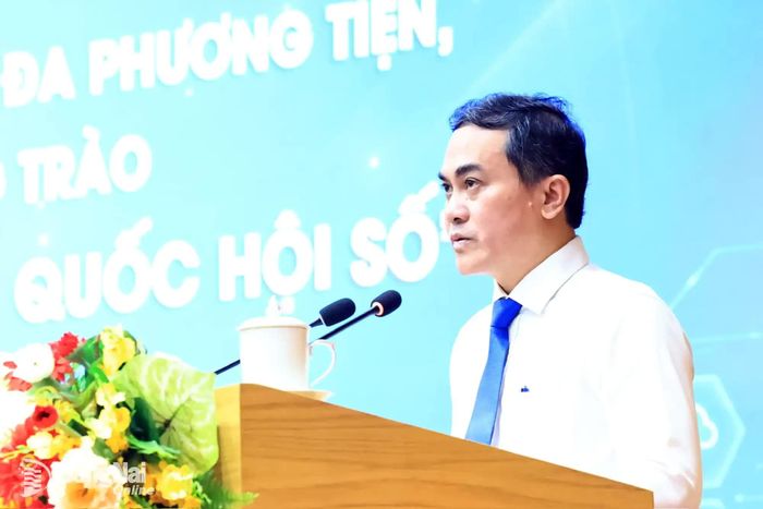 Ủy viên Ban Thường vụ Thành ủy, Phó Chủ tịch UBND thành phố Đồng Nai Lê Trường Sơn báo cáo công tác chuyển đổi số của thành phố. Ảnh: Công Nghĩa