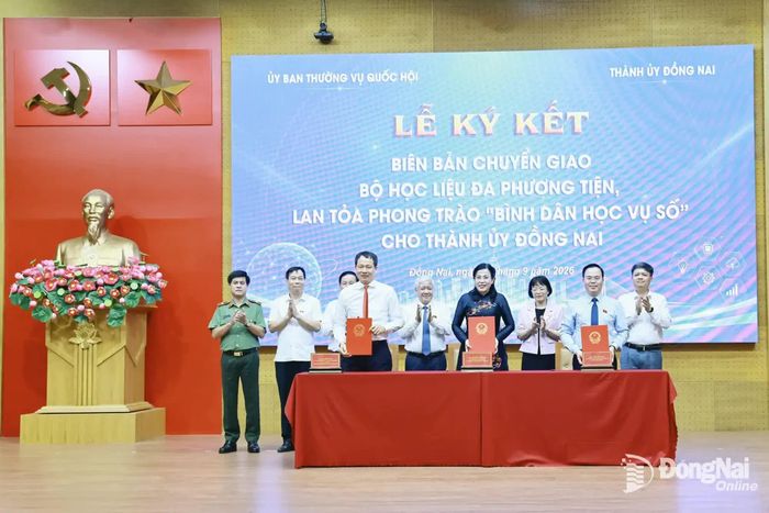 Ủy viên Bộ Chính trị, Phó Chủ tịch Thường trực Quốc hội Đỗ Văn Chiến cùng các đại biểu chứng kiến nghi thức chuyển giao Bộ học liệu đa phương tiện phục vụ phong trào "Bình dân học vụ số" cho thành phố Đồng Nai. Ảnh: Công Nghĩa