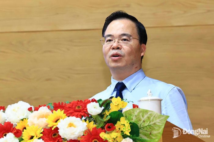 Phó Chủ nhiệm Ủy ban Khoa học, Công nghệ và Môi trường của Quốc hội Trần Văn Khải trình bày báo cáo chuyên đề "Khoa học công nghệ, đổi mới sáng tạo và chuyển đổi số - Bài toán đặt ra và định hướng triển khai trên địa bàn thành phố Đồng Nai". Ảnh: Công Nghĩa