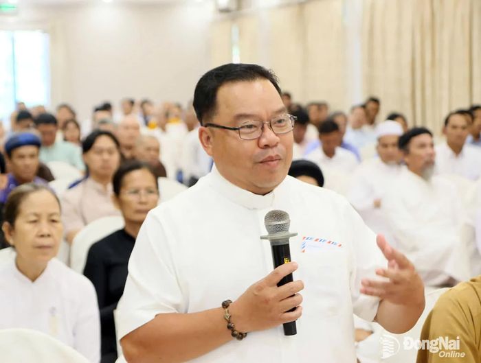 Linh mục Nguyễn Minh Chánh, Phó Chủ tịch Ủy ban Đoàn kết Công giáo Việt Nam thành phố Đồng Nai trao đổi cùng Ban tổ chức hội nghị. Ảnh: Văn Truyên