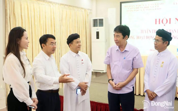 Ban tổ chức hội nghị trao đổi cùng các đại biểu. Ảnh: Văn Truyên