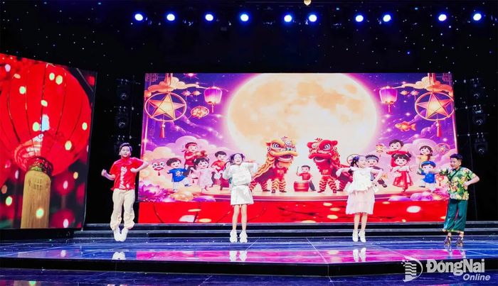 Bảo Anh, Thái Bảo, Châu Phát và Xuân Nghi hòa giọng trong tiết mục Mashup Trung thu, mang đến bầu không khí vui tươi, ấm áp của ngày hội trăng rằm. Ảnh: Minh Huệ