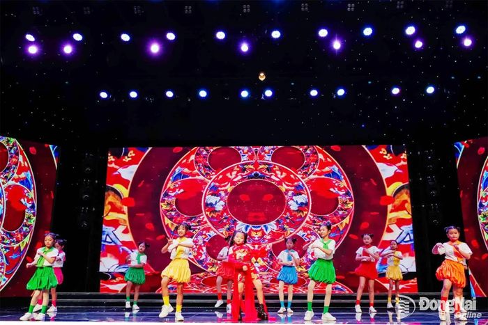 Bảo Anh và Vũ đoàn Happy Kids thể hiện ca khúc “Rock Vầng Trăng”, sáng tác nhạc sĩ Trần Thanh Tùng, mang đến tiết tấu trẻ trung, sôi động và đầy cuốn hút cho đêm hội trăng rằm. Ảnh: Minh Huệ