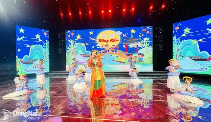 Bảo Châu và Vũ đoàn Happy Kids thể hiện ca khúc “Em đi xem hội trăng rằm”, sáng tác nhạc sĩ Nguyễn Nghị, mở ra không khí Trung thu rộn ràng, tươi vui và lung linh sắc màu. Ảnh: Minh Huệ