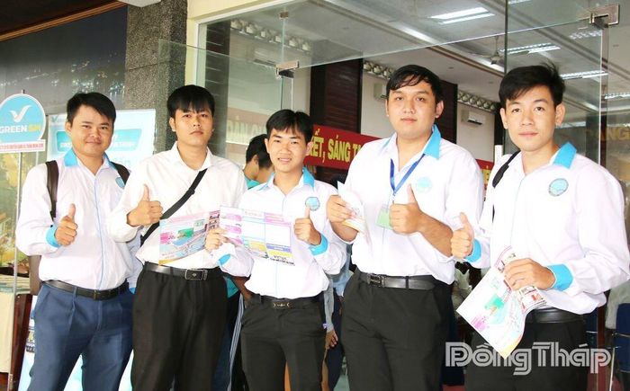 Sinh viên phấn khởi khi tiếp cận doanh nghiệp và thông tin vị trí làm việc qua phiên giao dịch việc làm.