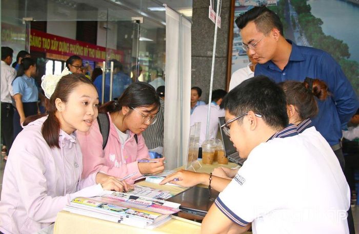 Người lao động đăng ký dự tuyển với đơn vị tuyển dụng.