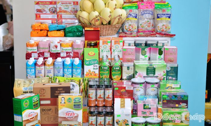 Sản phẩm đặc trưng của tỉnh Đồng Tháp tham gia trưng bày.