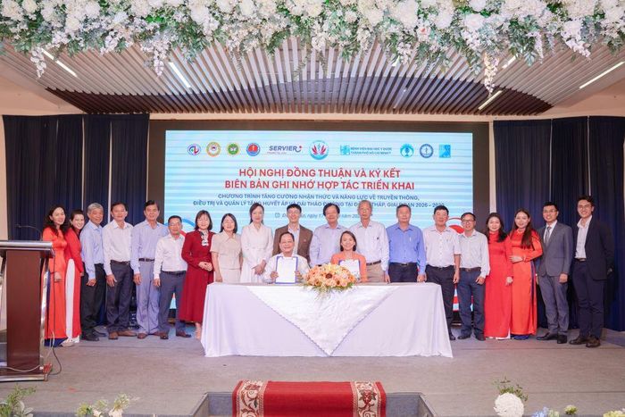 Lãnh đạo Sở Y tế tỉnh Đồng Tháp và đại diện Công ty TNHH Servier Việt Nam ký kết bản ghi nhớ hợp tác triển khai Chương trình tăng cường nhận thức và năng lực về truyền thông, điều trị và quản lý tăng huyết áp và đái tháo đường tại tỉnh Đồng Tháp, giai đoạn 2026 - 2030.