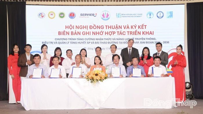 Đại diện lãnh đạo 6 bệnh viện trên địa bàn tỉnh Đồng Tháp và đại diện Công ty TNHH Servier Việt Nam ký kết bản ghi nhớ hợp tác triển khai Chương trình tăng cường nhận thức và năng lực về truyền thông, điều trị và quản lý tăng huyết áp và đái tháo đường tại tỉnh Đồng Tháp, giai đoạn 2026 - 2030.