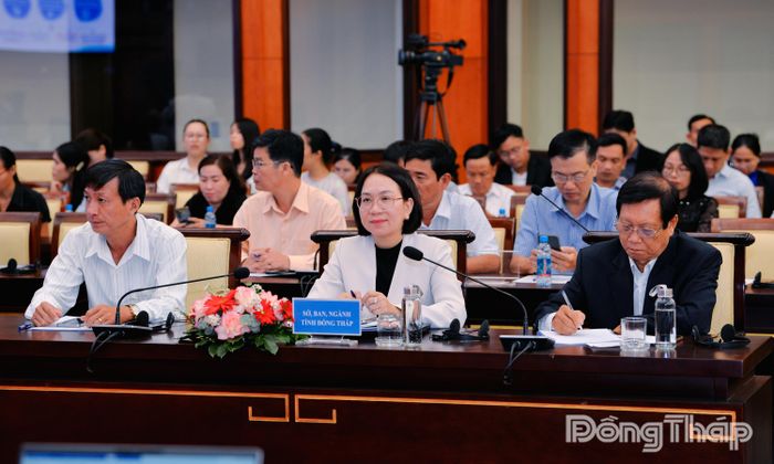 Đồng chí Nguyễn Đình Phượng Uyên, Phó Giám đốc Sở Tài chính tỉnh Đồng Tháp cùng doanh nghiệp dự hội nghị.
