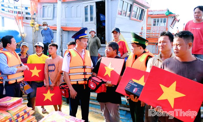Đại tá Lê Văn Tú, Chính ủy Bộ Tư lệnh Vùng Cảnh sát biển 3 cùng lãnh đạo địa phương trao quà và tuyên truyền IUU cho bà con ngư dân.