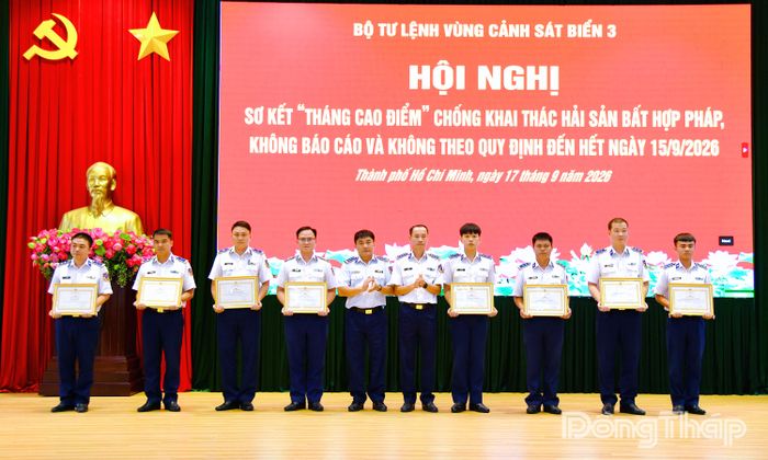 Lãnh đạo Bộ Tư lệnh Vùng trao Giấy khen cho các tập thể, cá nhân có thành tích tốt trong đợt cao điểm.