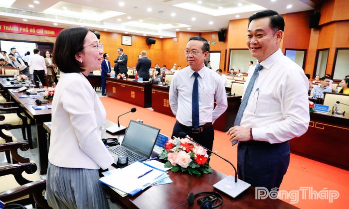 Lãnh đạo TP. Hồ Chí Minh trao đổi với đồng chí Nguyễn Đình Phượng Uyên bên lề hội nghị.