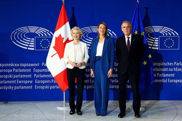 Chủ tịch Uỷ ban châu Âu Ursula von der Leyen và Chủ tịch Nghị viện châu Âu Roberta Metsola đón Thủ tướng Mark Carney thăm EU. Ảnh: Reuters