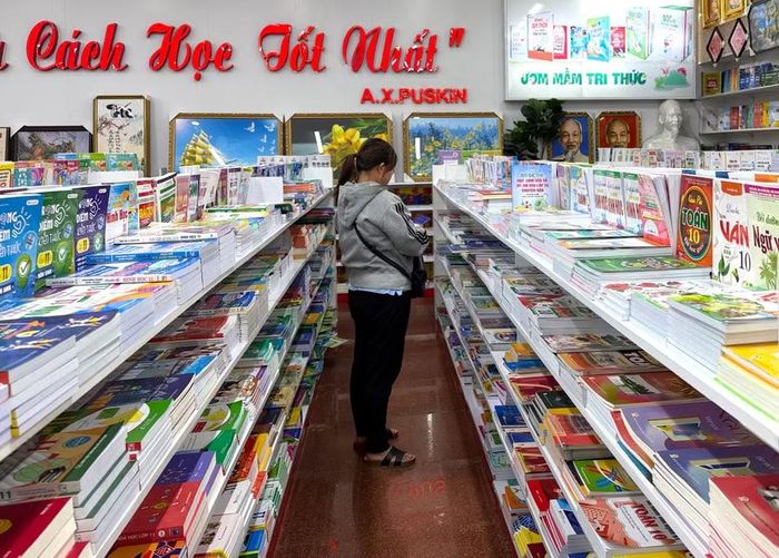  Nhiều phụ huynh vẫn loay hoay tìm mua bổ sung sách giáo khoa cho con dù năm học mới đã bước sang tuần thứ 2. Ảnh: Phương Vi 