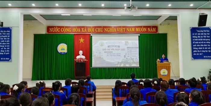 CLB “Tuổi trẻ với pháp luật” sinh hoạt các nội dung liên quan đến chủ đề “Giao thông an toàn, văn minh”. Ảnh: ĐVCC
