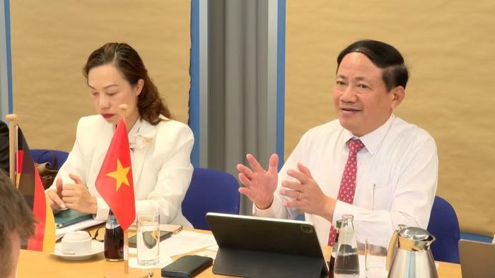 Chủ tịch UBND tỉnh Phạm Anh Tuấn phát biểu tại buổi làm việc với Liên minh Kinh doanh Nông nghiệp Đức. Ảnh: Đức Hải