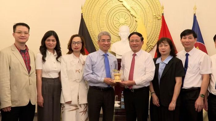 Chủ tịch UBND tỉnh Phạm Anh Tuấn (thứ 3 từ phải sang) tặng quà Đại sứ quán Việt Nam tại Đức. Ảnh: Đức Hải