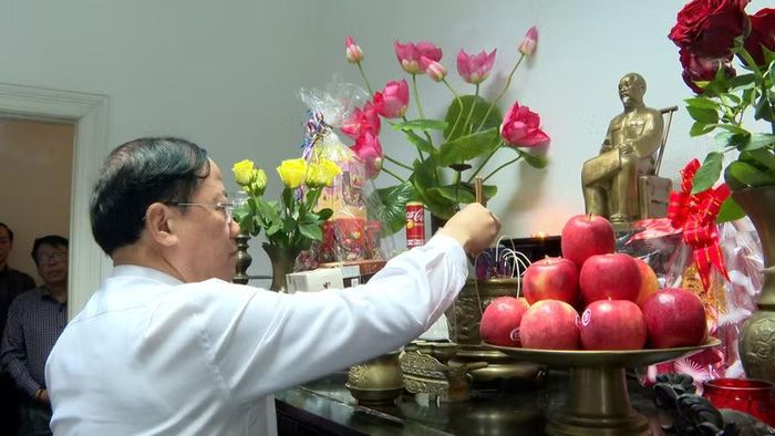 Chủ tịch UBND tỉnh Phạm Anh Tuấn dâng hương tại bàn thờ Chủ tịch Hồ Chí Minh trong Đại sứ quán. Ảnh: Đức Hải
