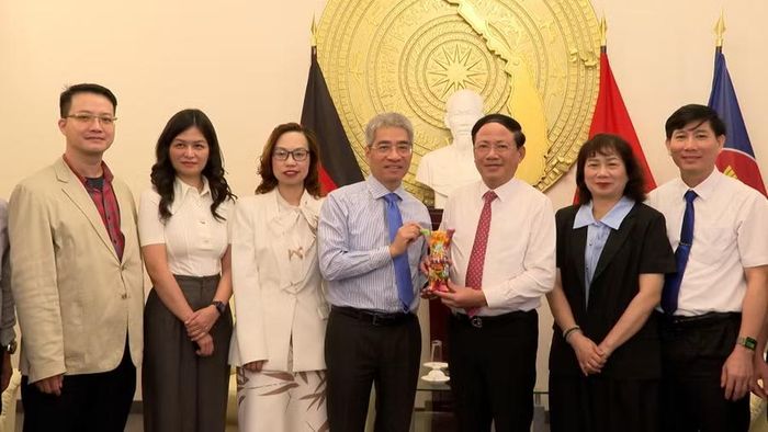 Đại sứ Nguyễn Đắc Thành (thứ 3 từ phải sang) tặng quà lưu niệm cho Chủ tịch UBND tỉnh Phạm Anh Tuấn. Ảnh: Đức Hải