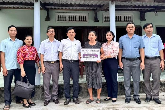 Xã An Lương trao sổ tiết kiệm, tiếp thêm nguồn lực giúp hộ khó khăn vươn lên trong cuộc sống. Ảnh: Q.V