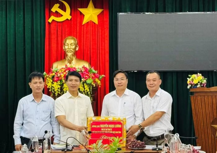  Phó Bí thư Tỉnh ủy, Chủ tịch Ủy ban MTTQ Việt Nam tỉnh Nguyễn Ngọc Lương (thứ 2 từ trái sang) trao quà cho Đảng ủy xã Bình Hiệp. Ảnh: N.H 