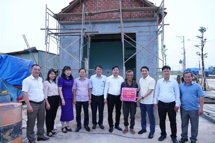  Phó Bí thư Tỉnh ủy, Chủ tịch Ủy ban MTTQ Việt Nam tỉnh Nguyễn Ngọc Lương (thứ 3 từ phải sang) tặng quà cho gia đình đang xây dựng nhà ở tại các khu tái định cư phục vụ thi công cao tốc Quy Nhơn - Pleiku trên địa bàn xã Bình Hiệp. Ảnh: N.H 