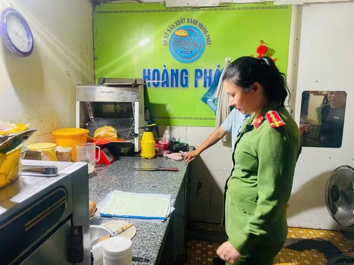 Đoàn kiểm tra ghi nhận điều kiện vệ sinh tại khu vực kinh doanh, bảo quản bánh mì của hộ kinh doanh Hoàng Phát chưa bảo đảm theo quy định. Ảnh: Phi Long