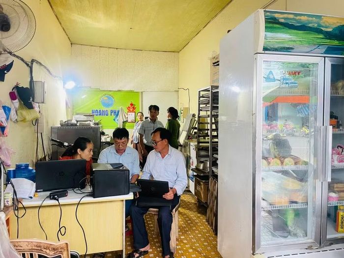 Đoàn kiểm tra yêu cầu hộ kinh doanh Hoàng Phát khắc phục các tồn tại về điều kiện vệ sinh. Ảnh: Phi Long