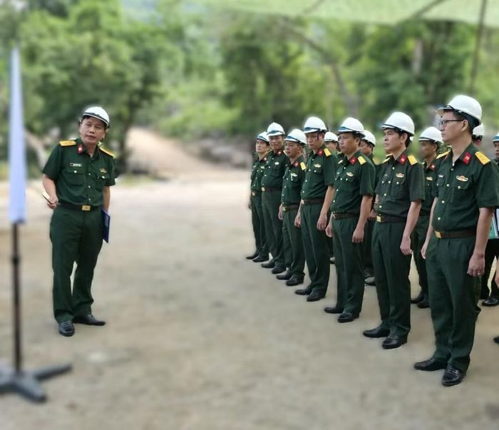  Đoàn công tác Binh chủng Công binh khảo sát thực địa. Ảnh: T.P 
