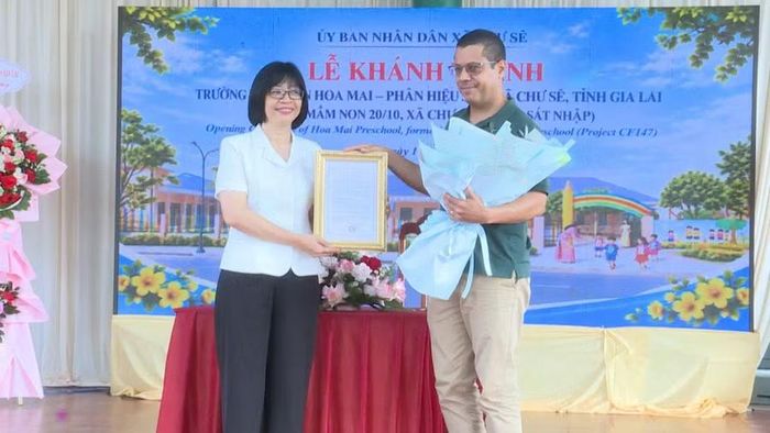  Phó Chủ tịch UBND tỉnh Nguyễn Thị Thanh Lich trao thư cảm ơn đơn vị tài trợ. Ảnh: Duy Linh 