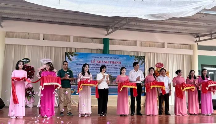  Phó Chủ tịch UBND tỉnh Nguyễn Thị Thanh Lịch (thứ 5 từ trái sang) cùng các đại biểu cắt băng khánh thành, chính thức đưa công trình Trường Mầm non Hoa Mai - Phân hiệu số 2, xã Chư Sê vào sử dụng. Ảnh: Ngọc Hà 
