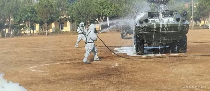 Cán bộ, chiến sĩ Tiểu đoàn Phòng hóa 21 khử trùng vũ khí trang bị. Ảnh: N.T