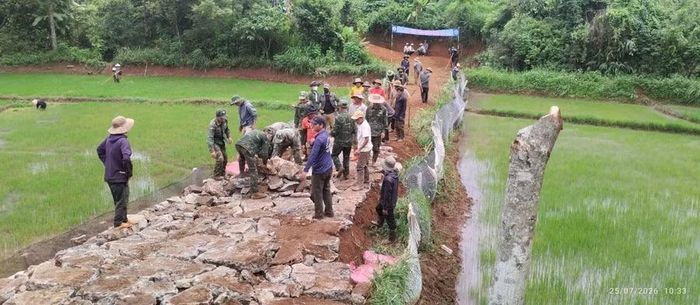 Cán bộ, chiến sĩ Tiểu đoàn Phòng hóa 21 giúp dân làm đường giao thông nội đồng tại xã Ia Băng. Ảnh: N.T