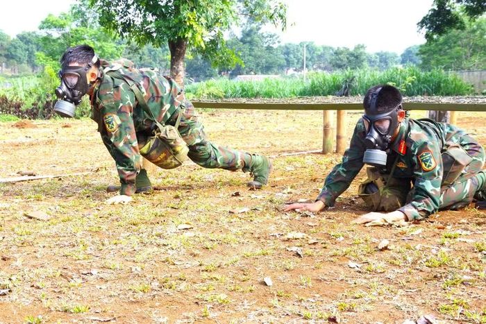 Cán bộ, chiến sĩ Tiểu đoàn Phòng hóa 21 huấn luyện trên thao trường. Ảnh: N.T
